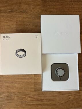 OURA RING STEALTH GRAY SIZE 9 WITH BOX AND CHARGING BASE DOES NOT HOLD CHARGE